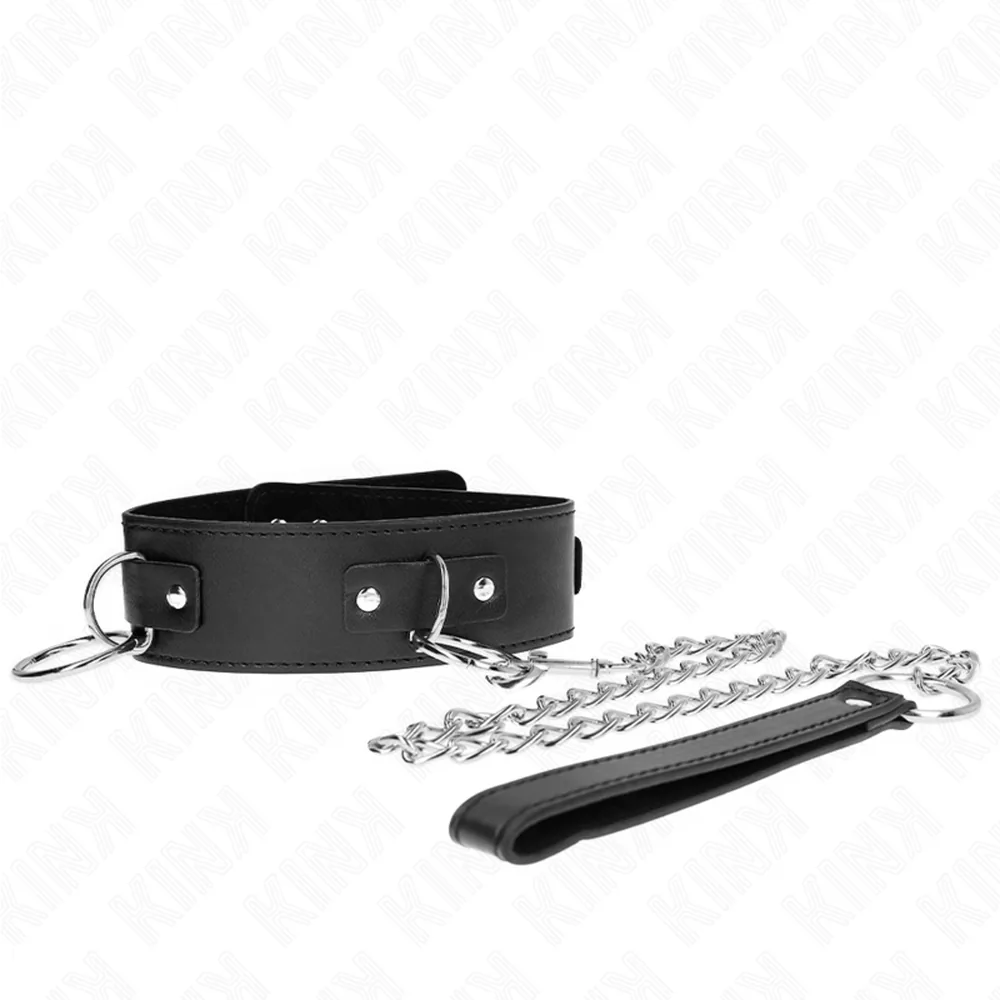 Collier noir en cuir vegan avec trois anneaux argentés et rivets, accompagné d'une laisse à chaîne argentée et poignée rembourrée noire