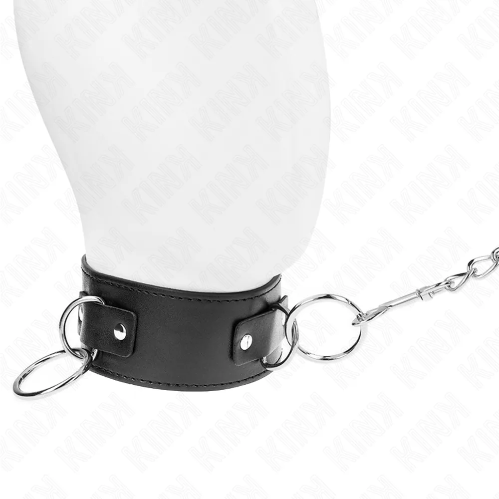 Collier noir en cuir vegan avec trois anneaux argentés et rivets, accompagné d'une laisse à chaîne argentée et poignée rembourrée noire
