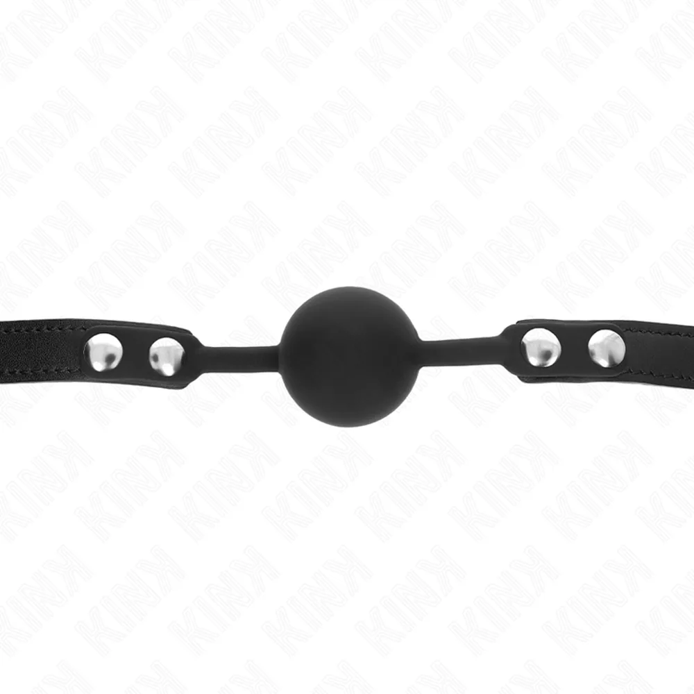 Bâillon noir avec boule silicone ronde et sangle plate ajustable dotée de boutons-pression argentés, sur fond blanc