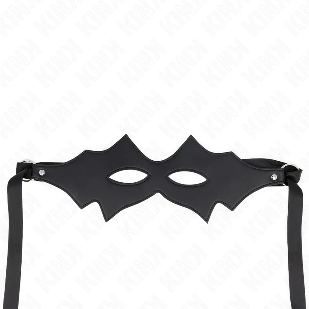 Masque de chat noir en matière synthétique avec pointes angulaires sur les côtés et studs argentés répartis sur la surface, découpe à plat sur fond blanc