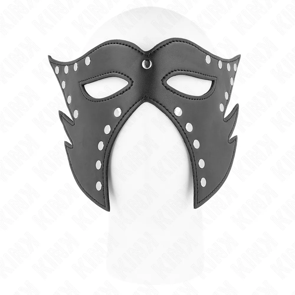 Masque de chat noir en matière synthétique avec pointes angulaires sur les côtés et studs argentés répartis sur la surface, découpe à plat sur fond blanc