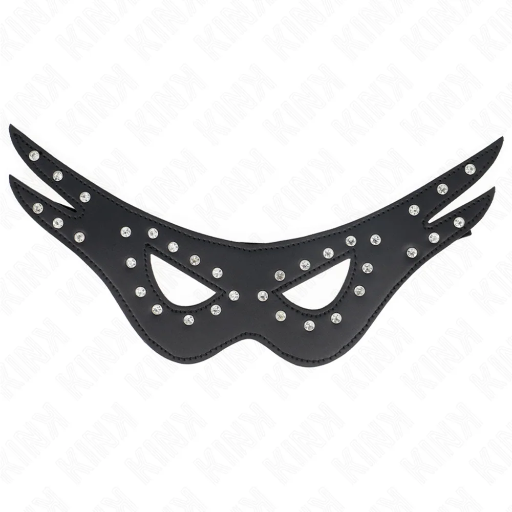 Masque noir en cuirette avec ailes pointues, orné de rivets argentés régulièrement espacés sur toute la surface