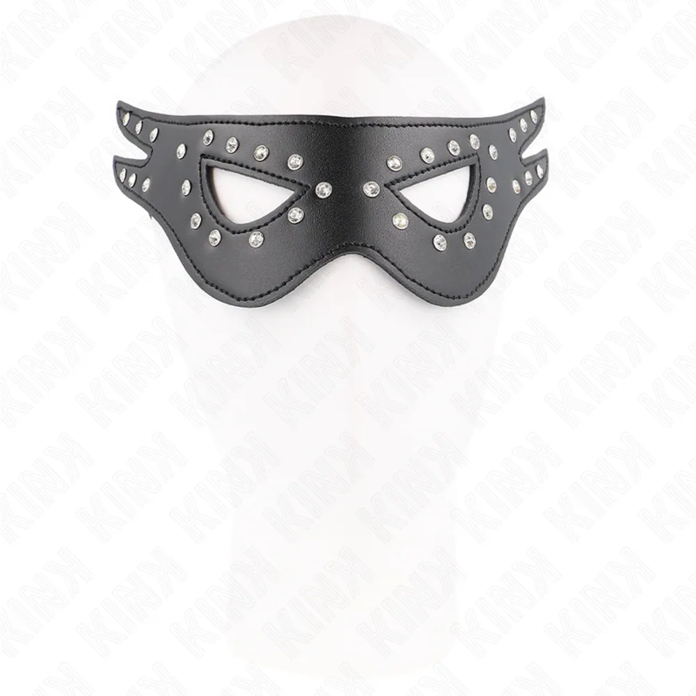 Masque noir en cuirette avec ailes pointues, orné de rivets argentés régulièrement espacés sur toute la surface