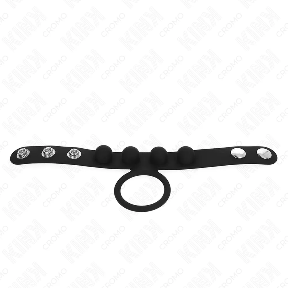 Sangle de cuir noir avec fermeture centrale en anneau métallique, ponctuée de quatre boutons-pression chromés de chaque côté et deux points de pression blancs, sur fond blanc