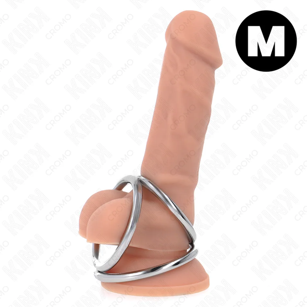 Cockring en acier inoxydable avec triple anneau ajustable, structure métallique argentée sur base en silicone chair, vue de trois quarts sur fond blanc, taille M indiquée