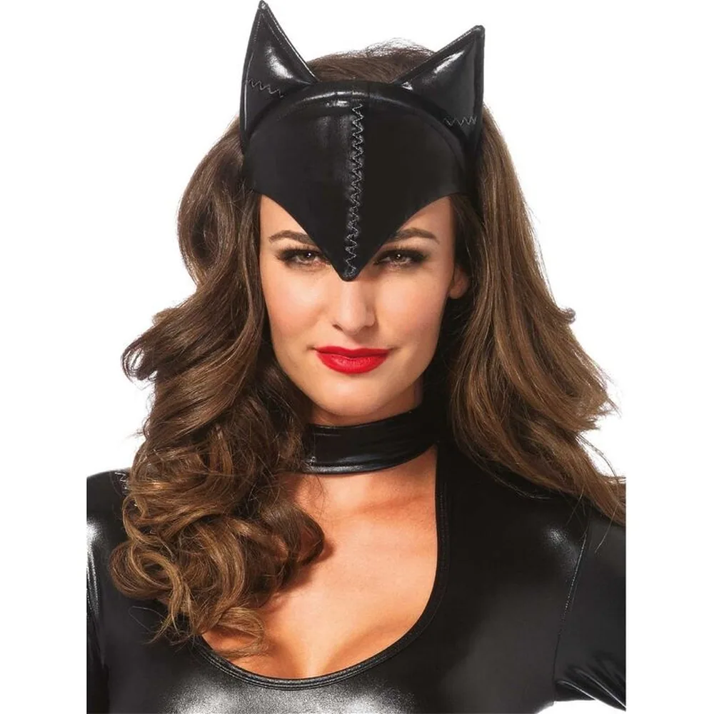 Masque de chat noir porté sur le visage, couvrant les yeux avec deux oreilles pointues et détails en dentelle blanche, la bouche entièrement visible