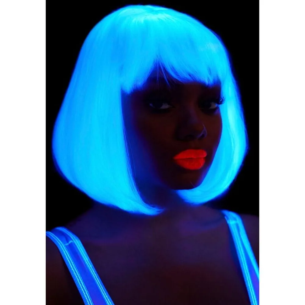 Perruque bob courte luminescent bleu électrique avec frange, cheveux lisses brillants, sur dentelle, sous lumière noire