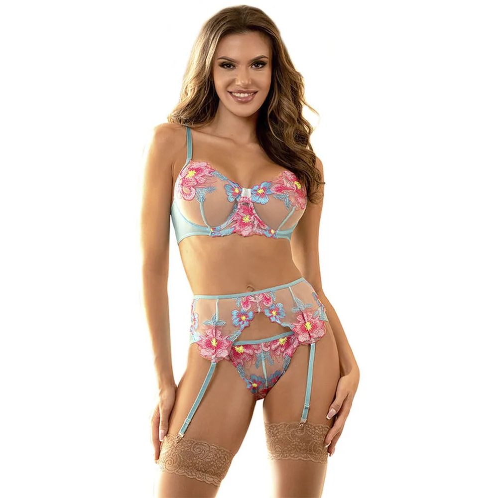 Ensemble trois pièces en tulle gris bleu orné de fleurs roses brodées : soutien-gorge à armatures, culotte ouverte et porte-jarretelles avec bas assortis en tulle beige, bretelles turquoise