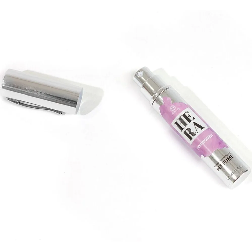 Flacon vaporisateur de parfum aux phéromones Hera blanc et mauve, format voyage 9,2 ml, avec lanière grise et étiquette floral mauve