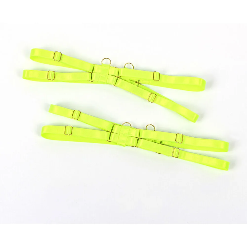 Ensemble de lingerie composé d'un soutien-gorge noir avec bretelles vert fluo ajustables, d'un string noir, d'un collier assorti et de deux bandes de cuisse vert fluo et noires, porté de dos sur fond blanc