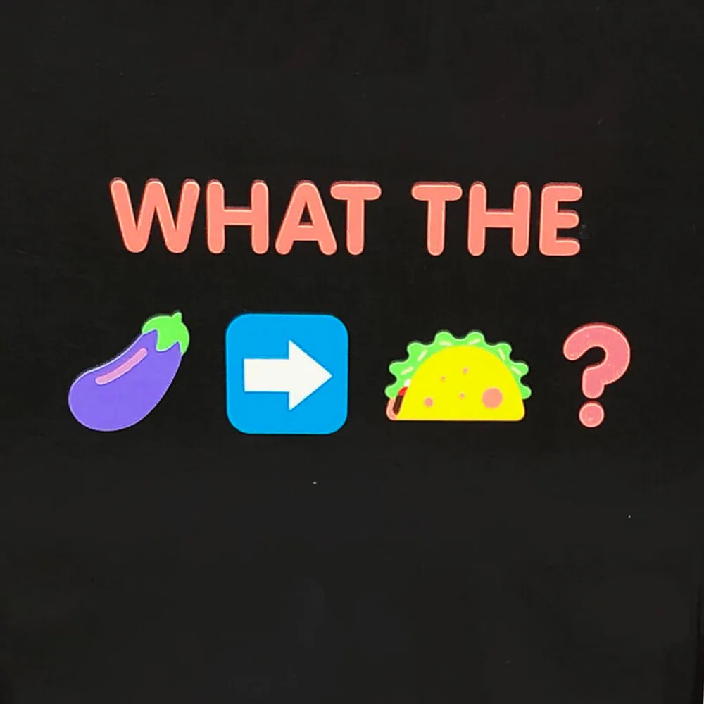 Boîte de jeu de société noire avec texte coloré « WHAT THE » suivi d'emojis aubergine, flèche, taco et point d'interrogation en rose, bleu et jaune, sous-titre en rose « THE PARTY GAME FOR NAUGHTY TEXTERS »