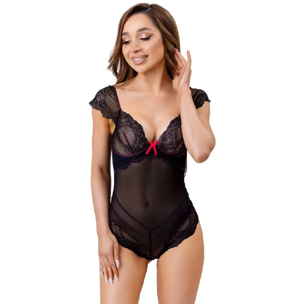 Body noir Evelyn en dentelle et maille semi-transparente, avec petites manches tombantes en dentelle et nœud rouge au décolleté en V