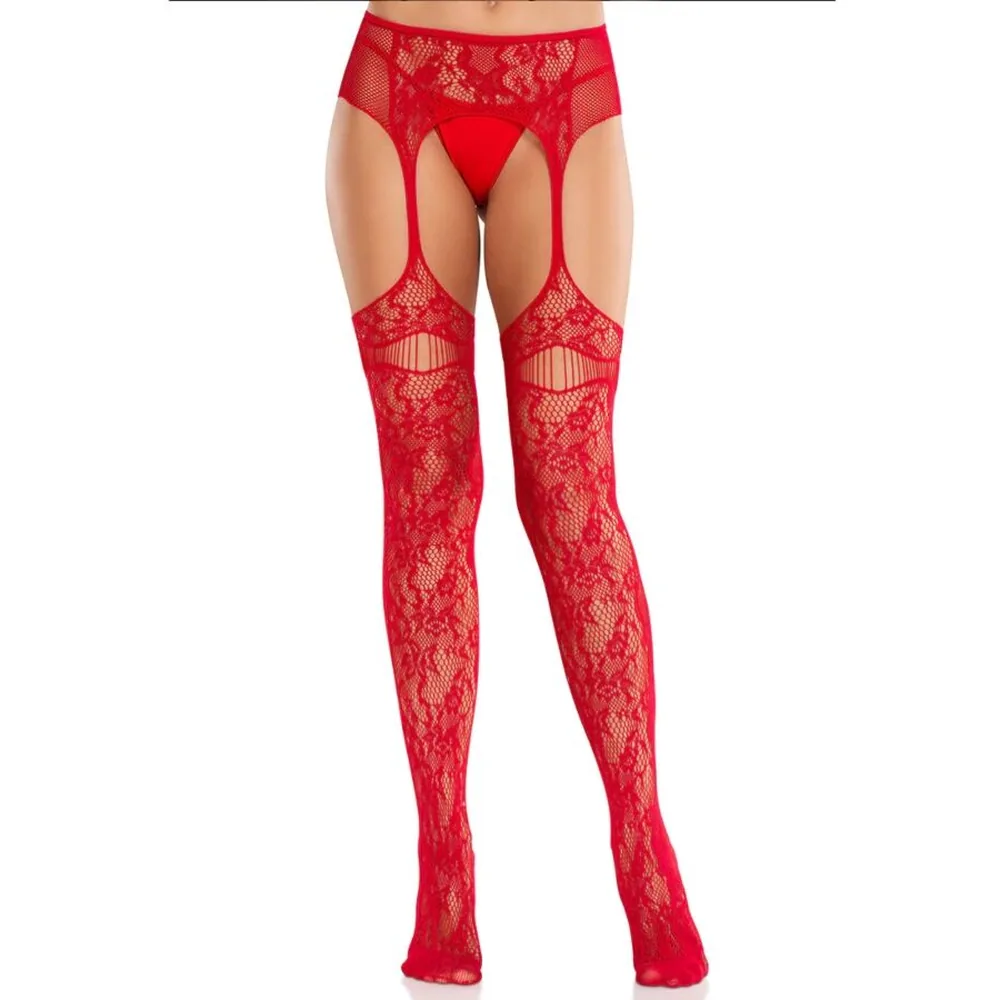 Bas rouge en dentelle florale avec jarretelles intégrées en dentelle, entrejambe ouvert, porté avec talons rouges sur fond blanc