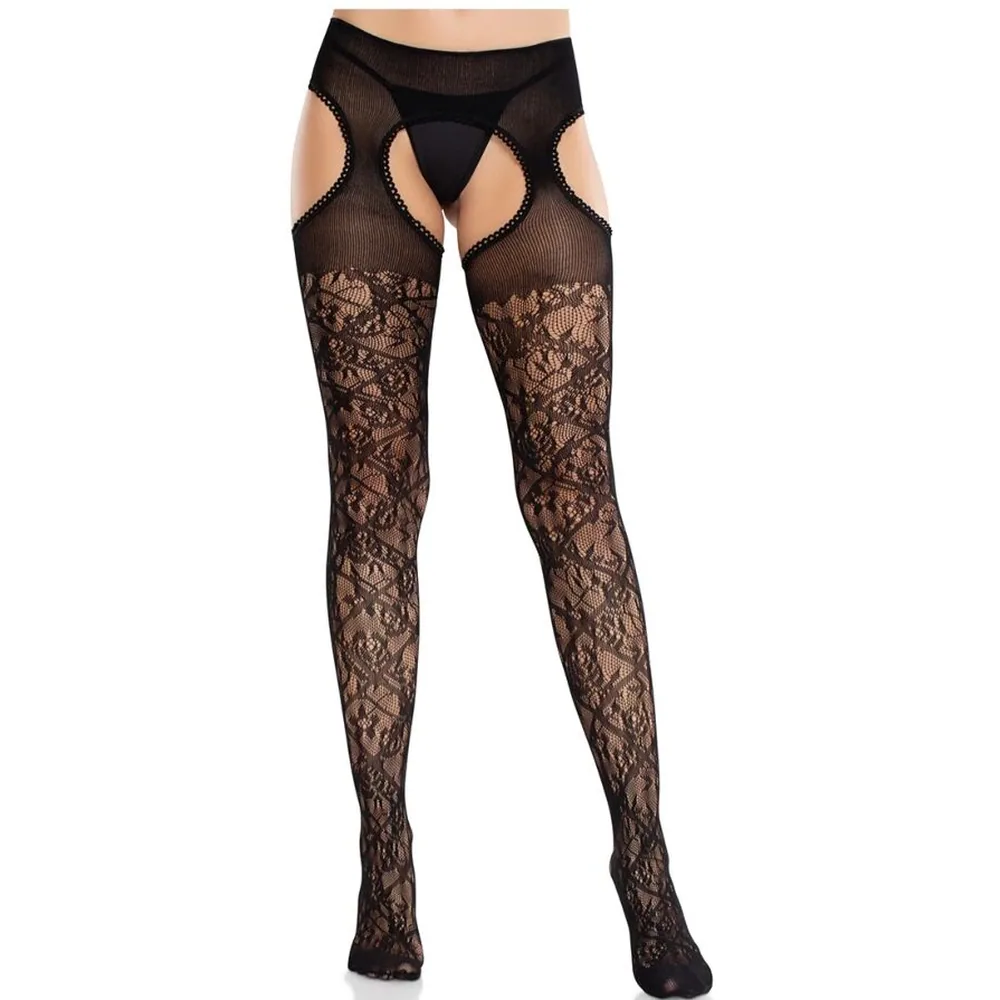 Bas noir en dentelle florale avec jarretelles intégrées, jambes ajourées, entrejambe ouvert, porté avec talons rouges sur fond blanc