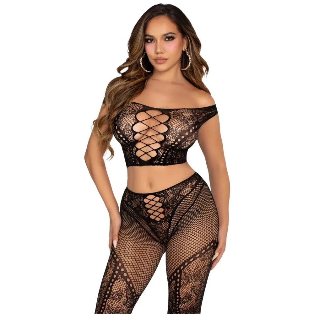 Deux pièces en résille et dentelle noire : crop top court à épaules dénudées et legging taille haute, motifs dentelle géométrique sur les jambes, fond blanc