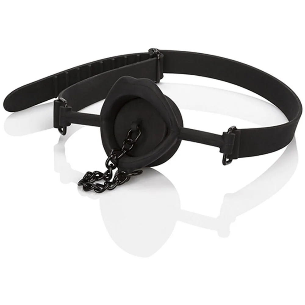 Bâillon noir en silicone avec anneau de bouche, sangle de maintien réglable et bouchon amovible en chaîne, sur fond blanc
