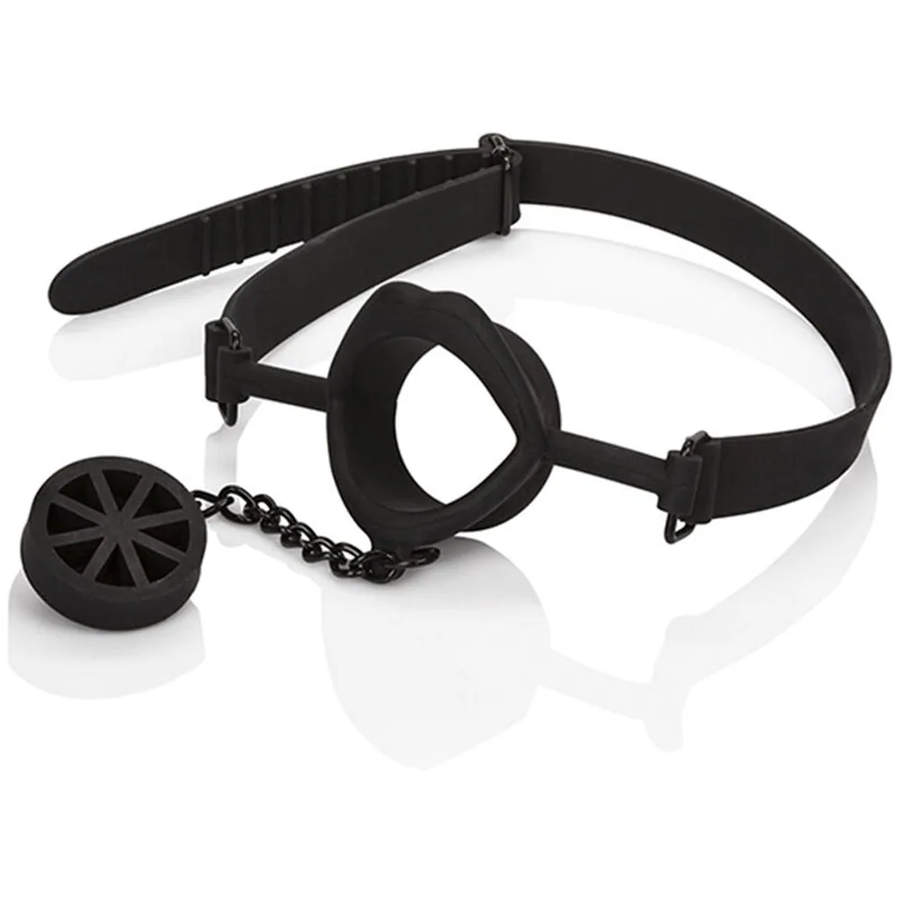 Bâillon noir en silicone avec anneau de bouche, sangle de maintien réglable et bouchon amovible en chaîne, sur fond blanc