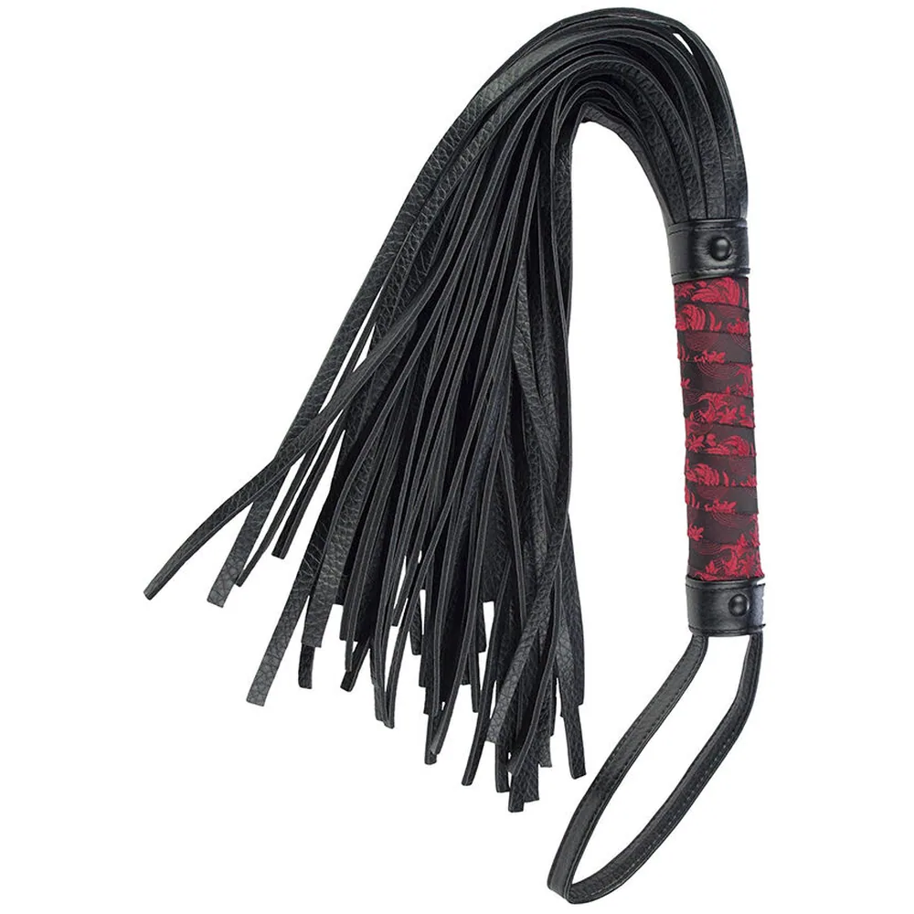 Emballage du fouet Scandal Flogger noir avec mèches de PVC, montrant le produit tenu en main sur fond bleu et noir