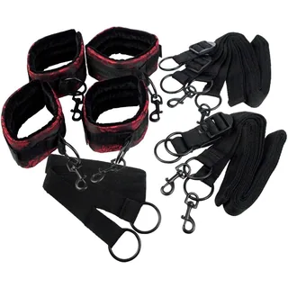 Collier en cuir et paire de menottes posés sur un drap sombre