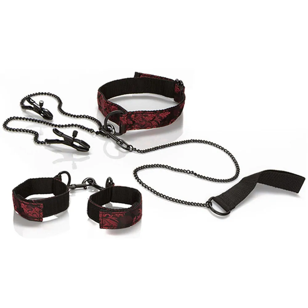 Ensemble de quatre accessoires BDSM : collier, poignets et chevilles rembourrés en tissu noir et motifs rouges avec chaînes assorties, sur fond blanc