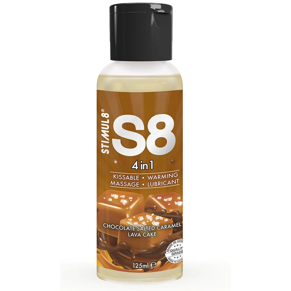Flacon de 125 ml de lubrifiant comestible S8 Stimul8 4 en 1, liquide ambré clair avec bouchon noir, étiquette marron affichant saveur chocolat-caramel salé