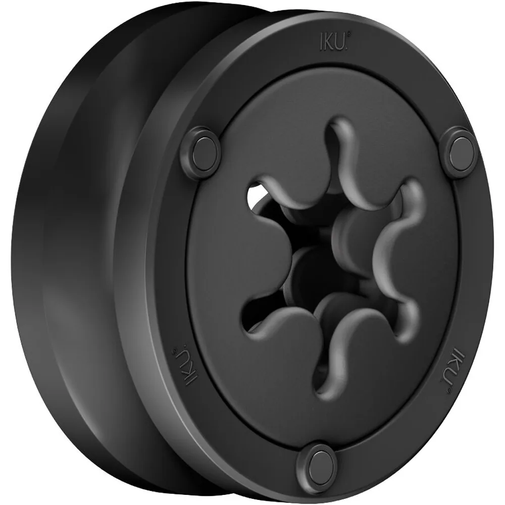 Masturbateur Iku Flex noir en vue de dessus, montrant l'anneau magnétique avec les six plots de maintien et la gaine silicone amovible au centre, marquage IKU visible sur le bord