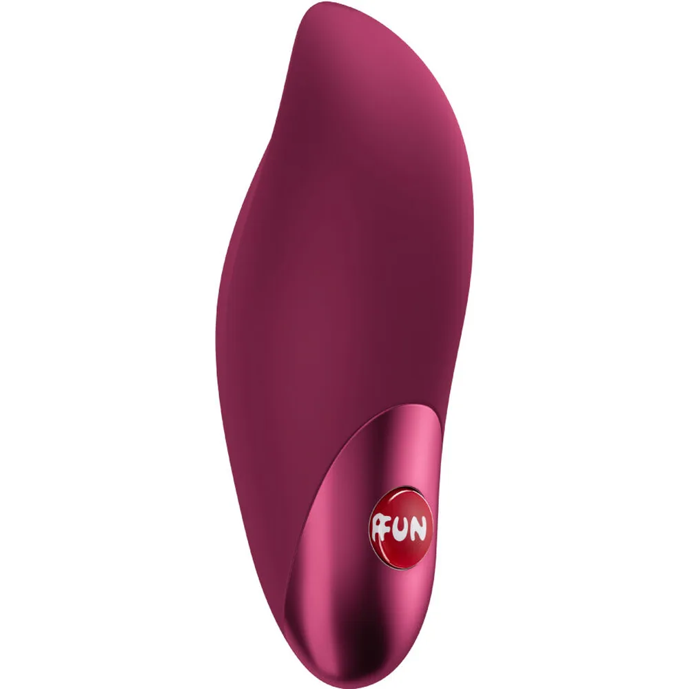 Vibromasseur bullet couleur vin, forme courbe et allongée en silicone mat, bouton de contrôle rose métallisé avec logo, fond blanc