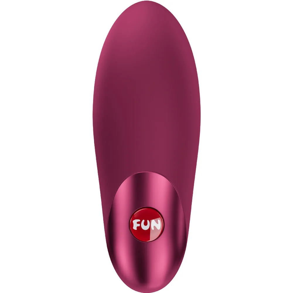 Vibromasseur bullet couleur vin, forme courbe et allongée en silicone mat, bouton de contrôle rose métallisé avec logo, fond blanc