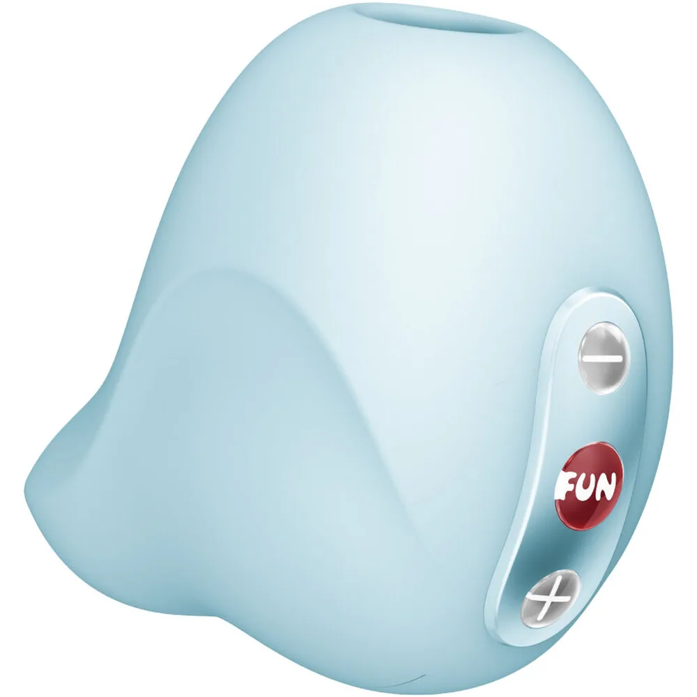 Vibromasseur à air pulsé bleu ciel, forme ergonomique arrondie avec ouverture large, boutons de contrôle discrets sur le dessus, orifice de remplissage visible sur le côté