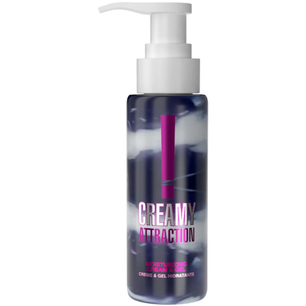 Flacon pompe de crème-gel Creamy Attraction à la mûre, liquide translucide bleu-violet avec bande magenta, pompe blanche, fond blanc