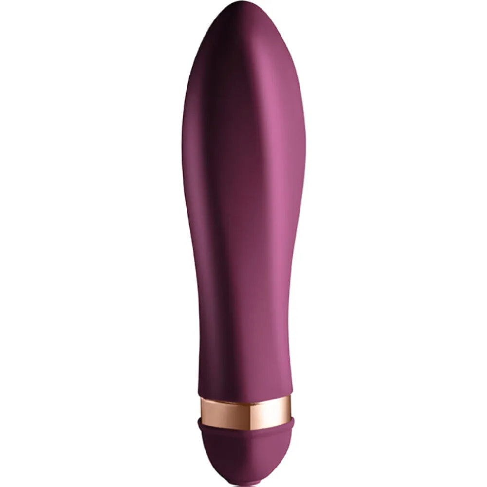 Vibrateur de forme élancée en silicone bordeaux avec anneau doré à la base et embout arrondi, fond blanc