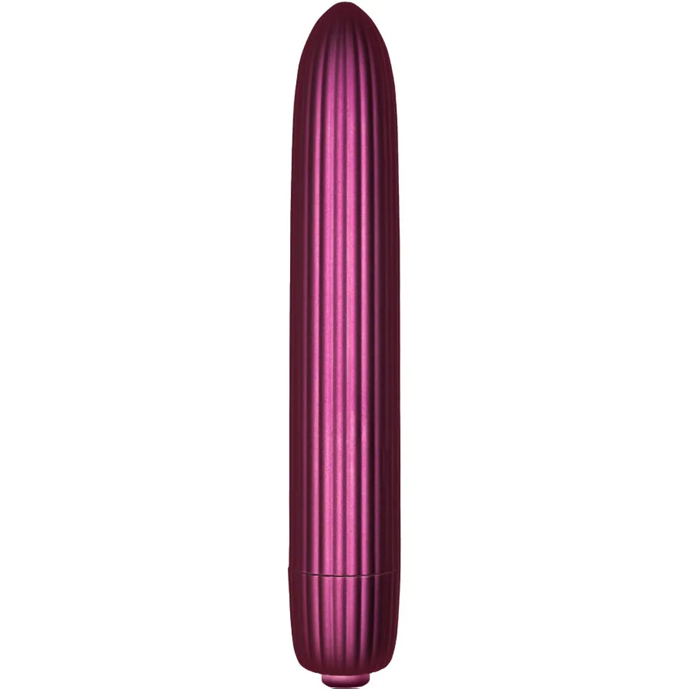 Vibrateur bullet allongé en silicone prune avec surface nervurée verticale, embout arrondi, sur fond blanc