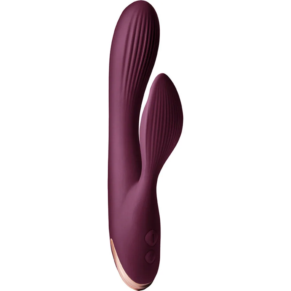 Vibromasseur rabbit en silicone prune avec tige principale courbée nervurée et bras de lapin secondaire, embout rose clair visible sur le côté, sur fond blanc