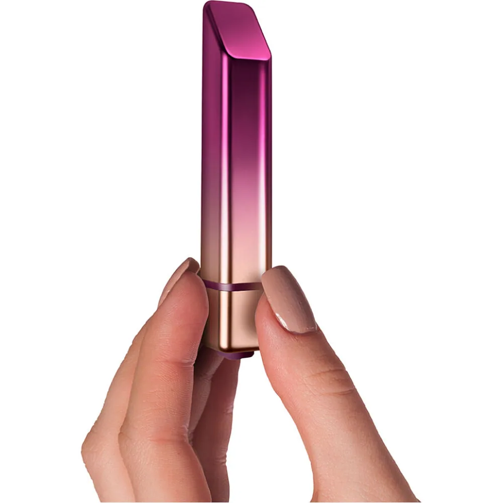 Bullet vibrateur en forme de tube de rouge à lèvres, dégradé de couleur rose magenta à or pêche, avec capuchon arrondi et bande de couleur prune au niveau de la base
