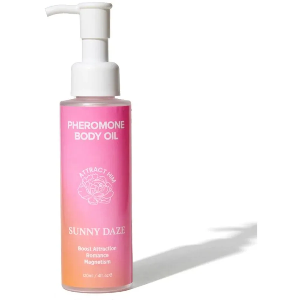 Flacon de 120 ml d'huile corporelle rose et orange avec pompe blanche, étiquette rose dégradée vers abricot indiquant « Pheromone Body Oil » et « Sunny Daze »