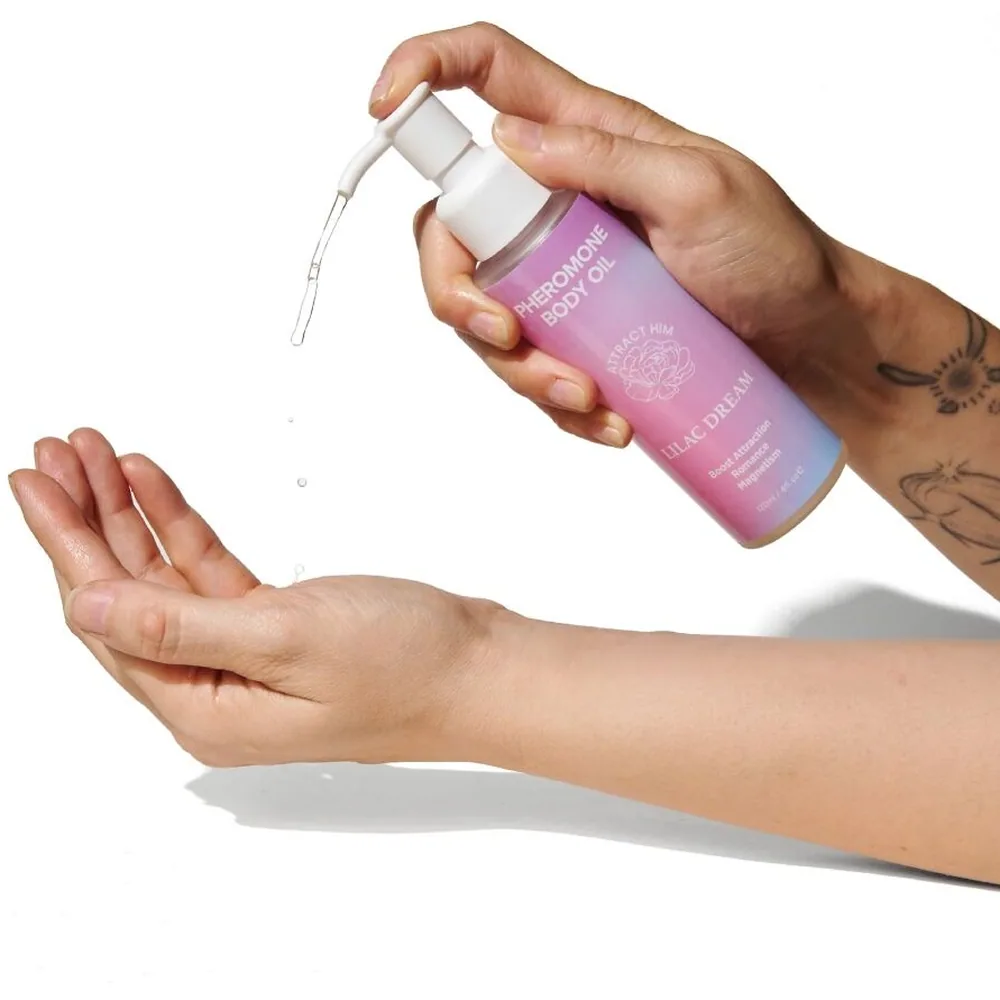 Flacon de 120 ml de huile corporelle aux phéromones rose bonbon, pompe blanche, étiquette « Pheromone Body Oil Lilac Dream » sur fond blanc