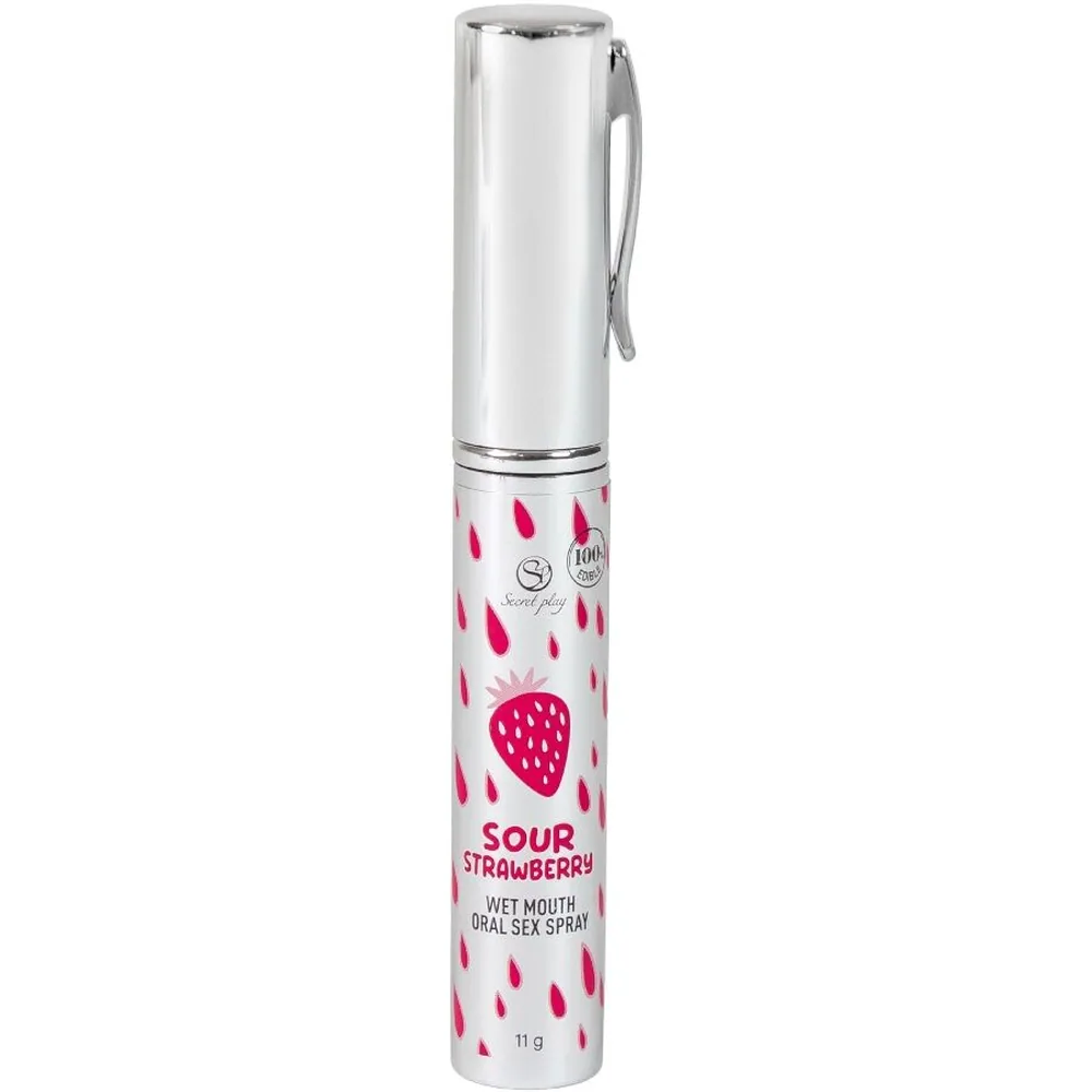 Spray oral en flacon blanc avec bouchon argenté, motifs de fraises roses et rouges, étiquette « Sour Strawberry » et « Wet Mouth Oral Sex Spray », 11 g