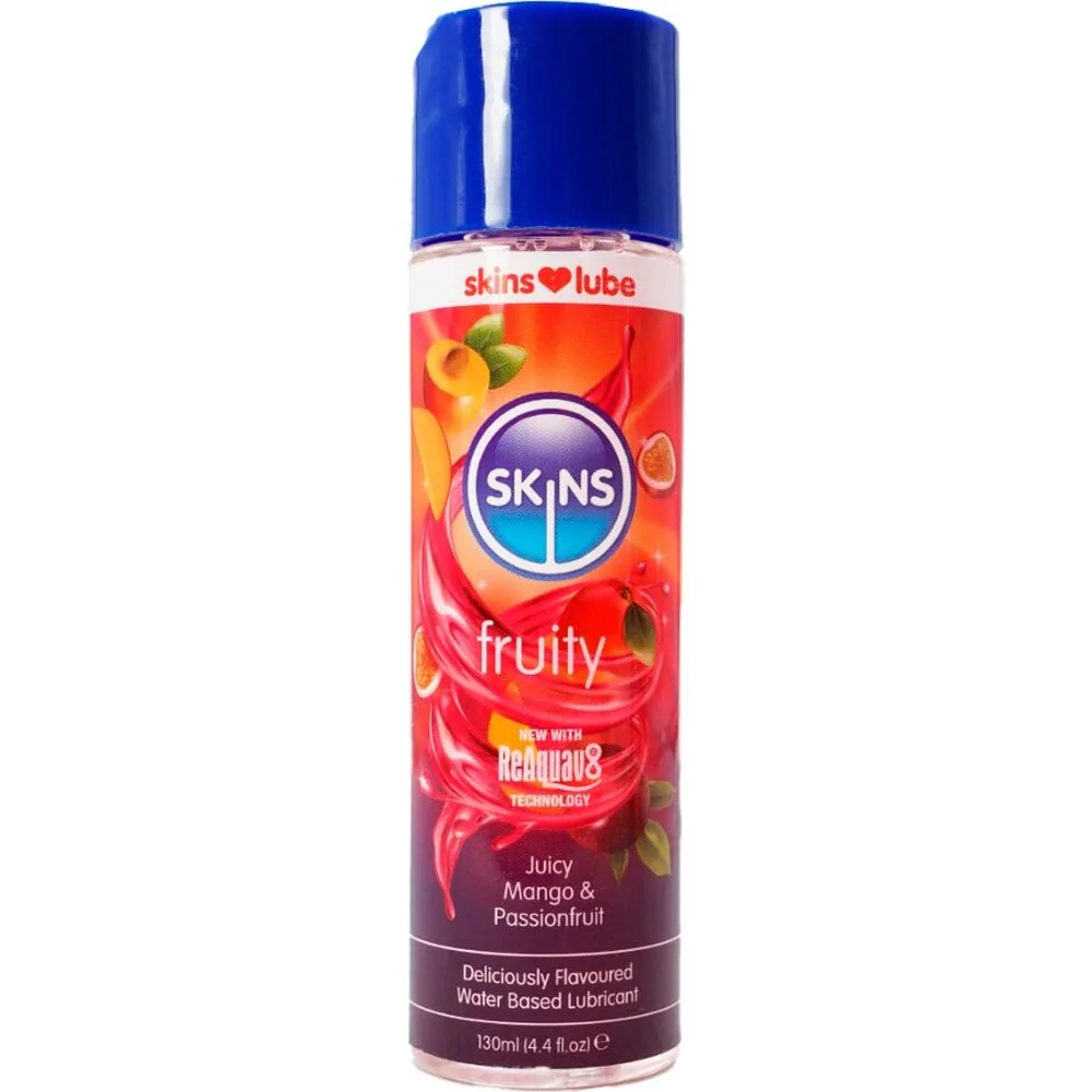 Flacon de lubrifiant comestible Skins Fruity à base d'eau, saveur mangue et fruit de la passion, avec bouchon bleu, étiquette rouge et orange, 130 ml