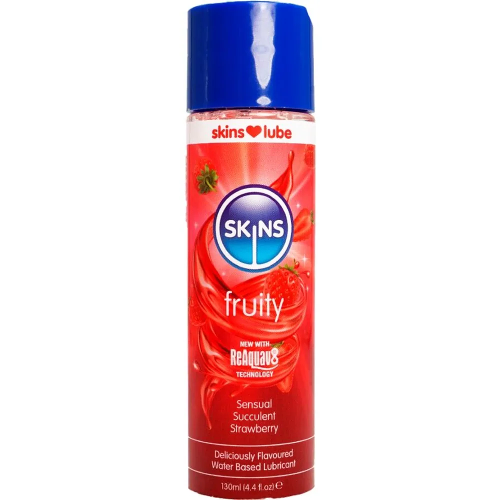 Flacon de lubrifiant fraise Skins fruity à base d'eau, 130ml, avec capuchon bleu et étiquette rouge ornée de fruits