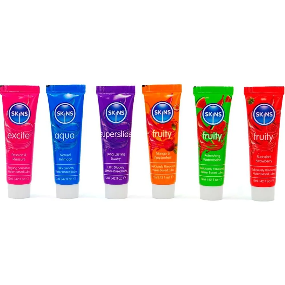 Six tubes de lubrifiant Skins de différentes couleurs alignés : rose excite, bleu aqua, violet superslide, orange fruity, vert fruity et rouge fruity, chacun étiqueté avec ses caractéristiques