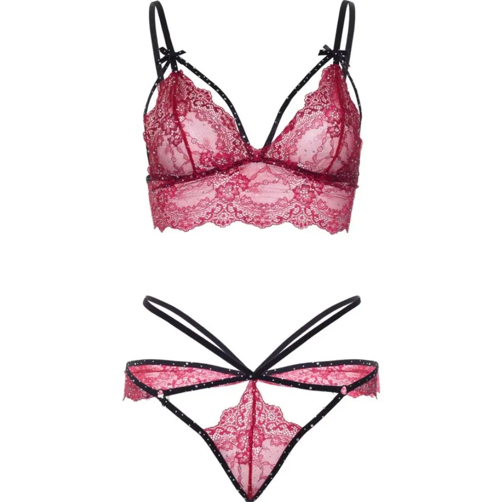 Ensemble composé d'un soutien-gorge triangle en dentelle rose piqué de strass avec bretelles ajustables et d'un string assorti à lanières croisées, porté