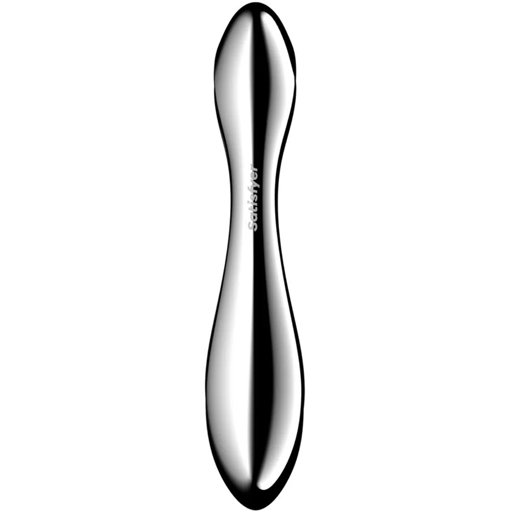 Godemichet double en acier inoxydable poli, forme allongée avec deux extrémités arrondies et renflées, corps lisse et brillant, gravure discrète au centre sur fond blanc