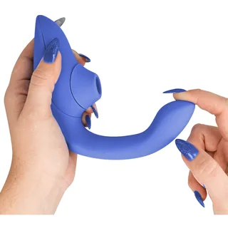 Womanizer Blend bleu vif plié entre deux mains, corps flexible