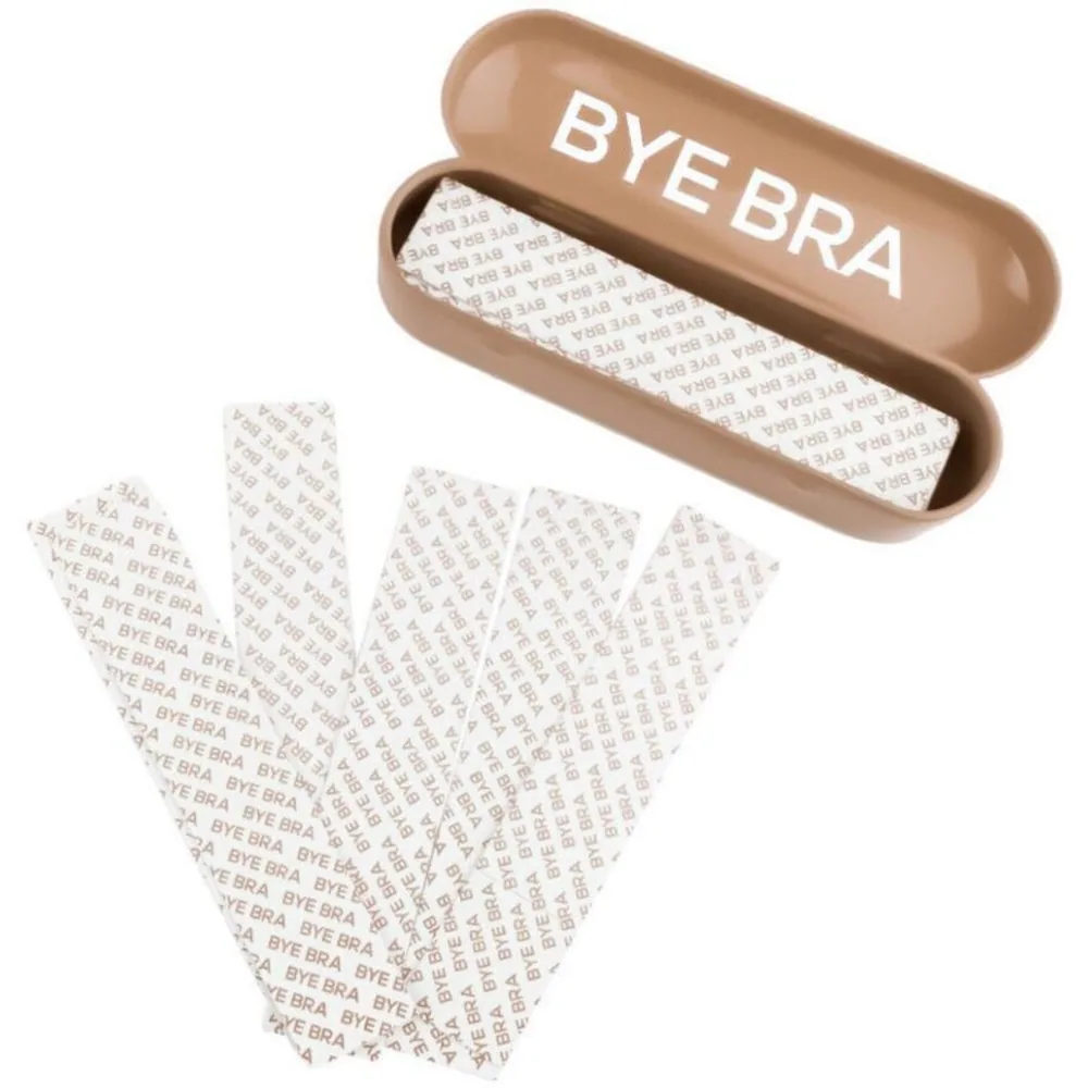 Femme portant un soutien-gorge noir, tenant une bande adhésive double face transparente entre ses doigts, boîte métallique visible en arrière-plan
