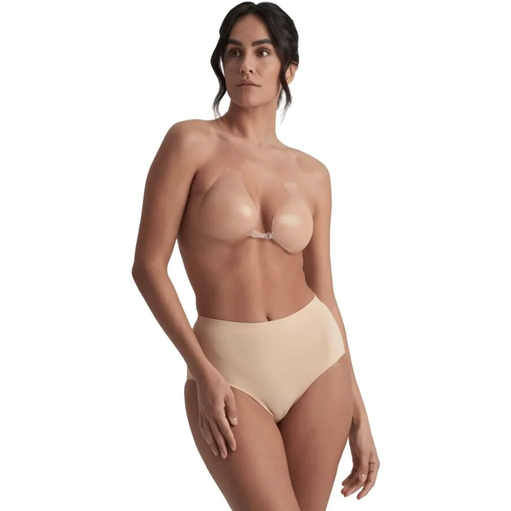 Femme portant un soutien-gorge en silicone beige clair adhésif, sans bretelles, associé à une culotte taille haute assortie, sur fond blanc