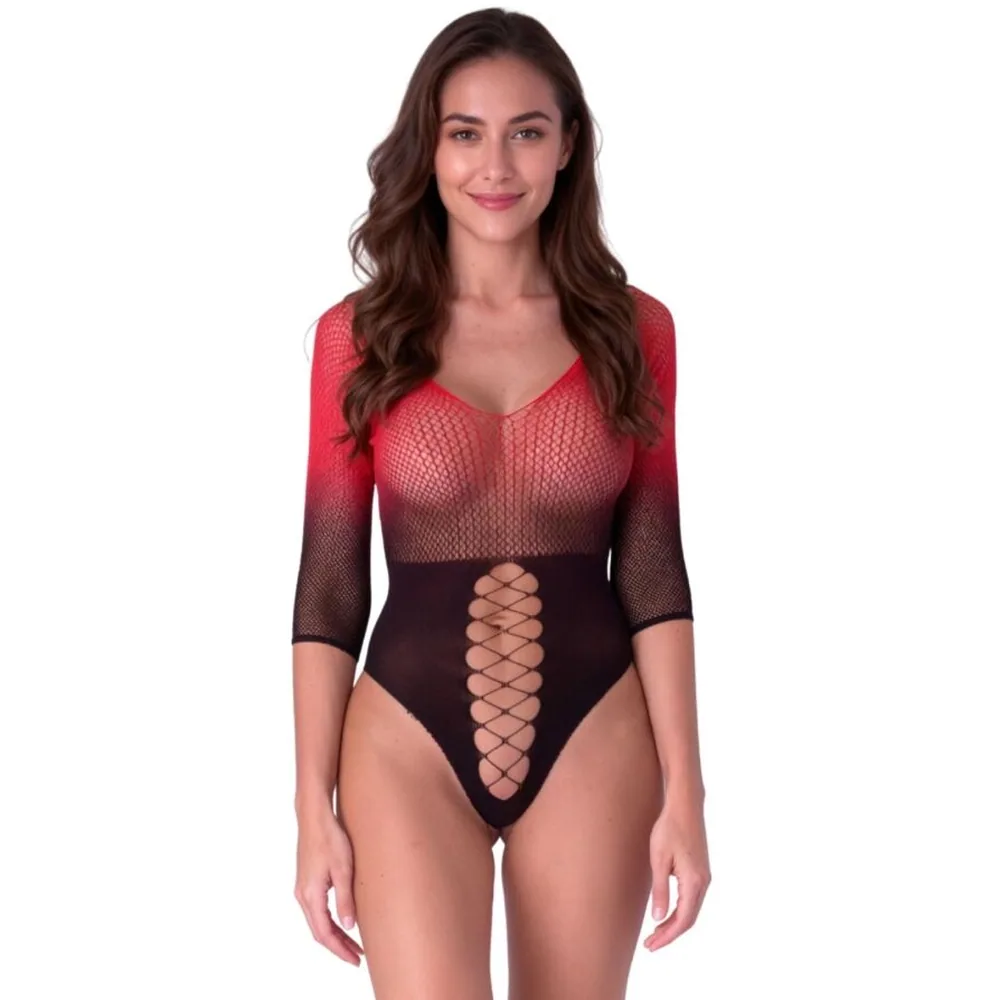 Bodystocking en maille ajourée dégradée du rouge au noir, avec manches trois-quarts et détails ajourés sur les côtés, porté sur fond gris