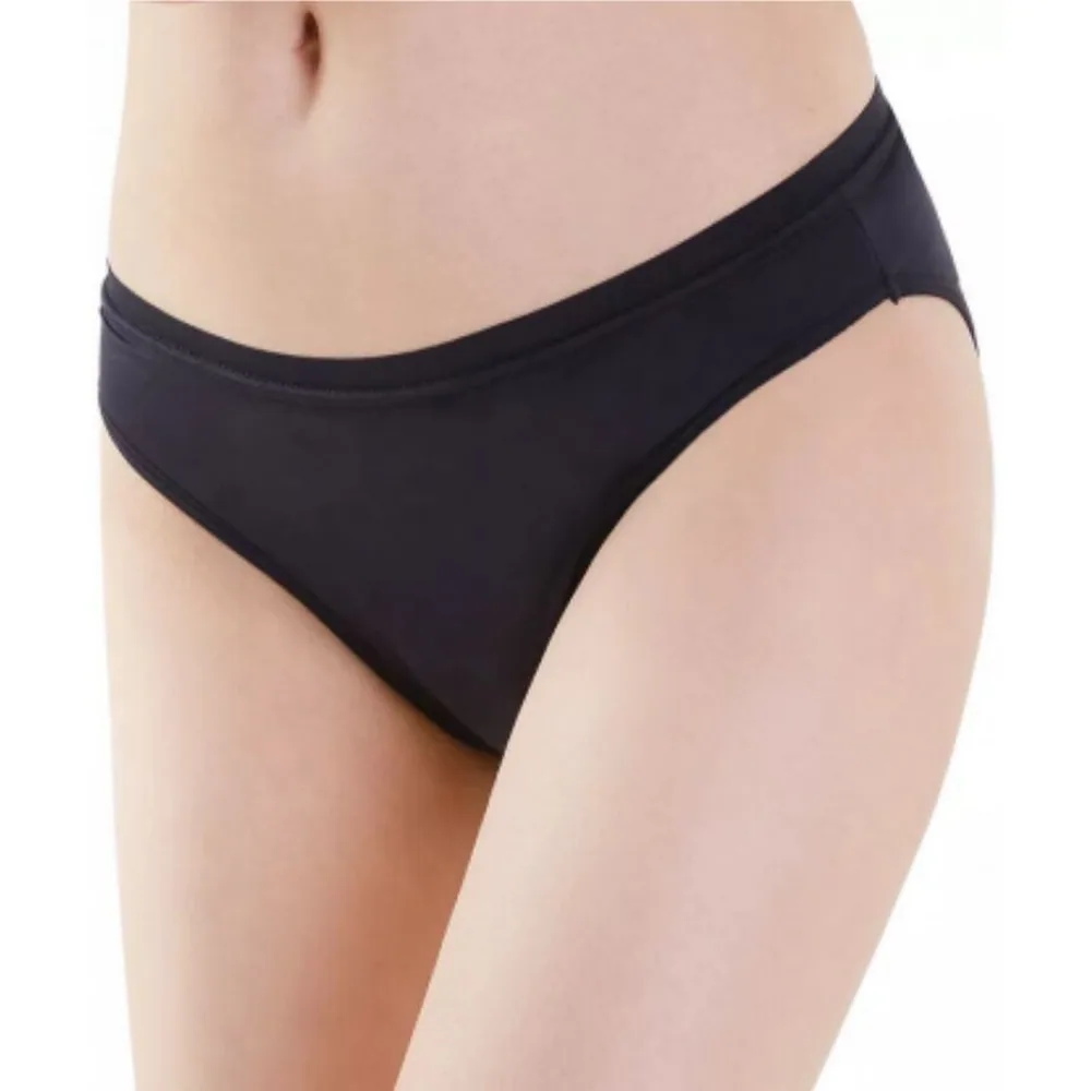 Schéma technique d'une culotte menstruelle montrant les trois couches : intérieur en coton organique noir, capa absorbante au centre, extérieur en bambou viscosa beige, avec indication des matières et zones absorbantes
