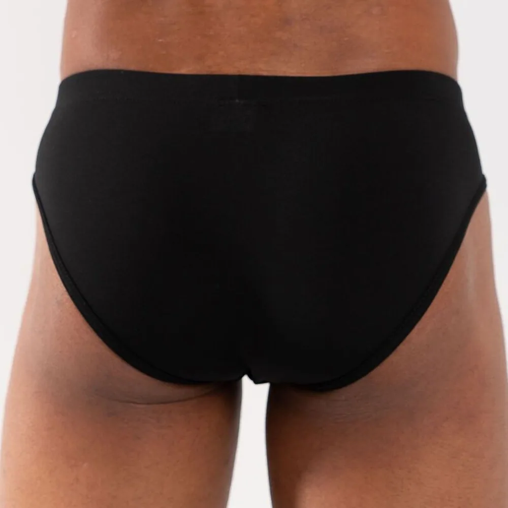 Slip noir en maille fine, coupe basse avec arrière plein, porté de face et de dos sur fond blanc