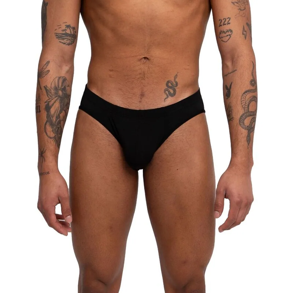 Slip noir en maille fine, coupe basse avec arrière plein, porté de face et de dos sur fond blanc