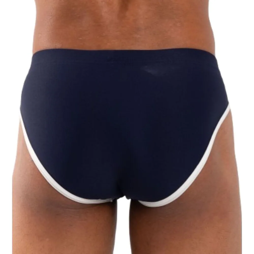 Slip marine porté avec passepoil blanc contrastant sur les côtés et la ceinture, coupe ajustée taille basse
